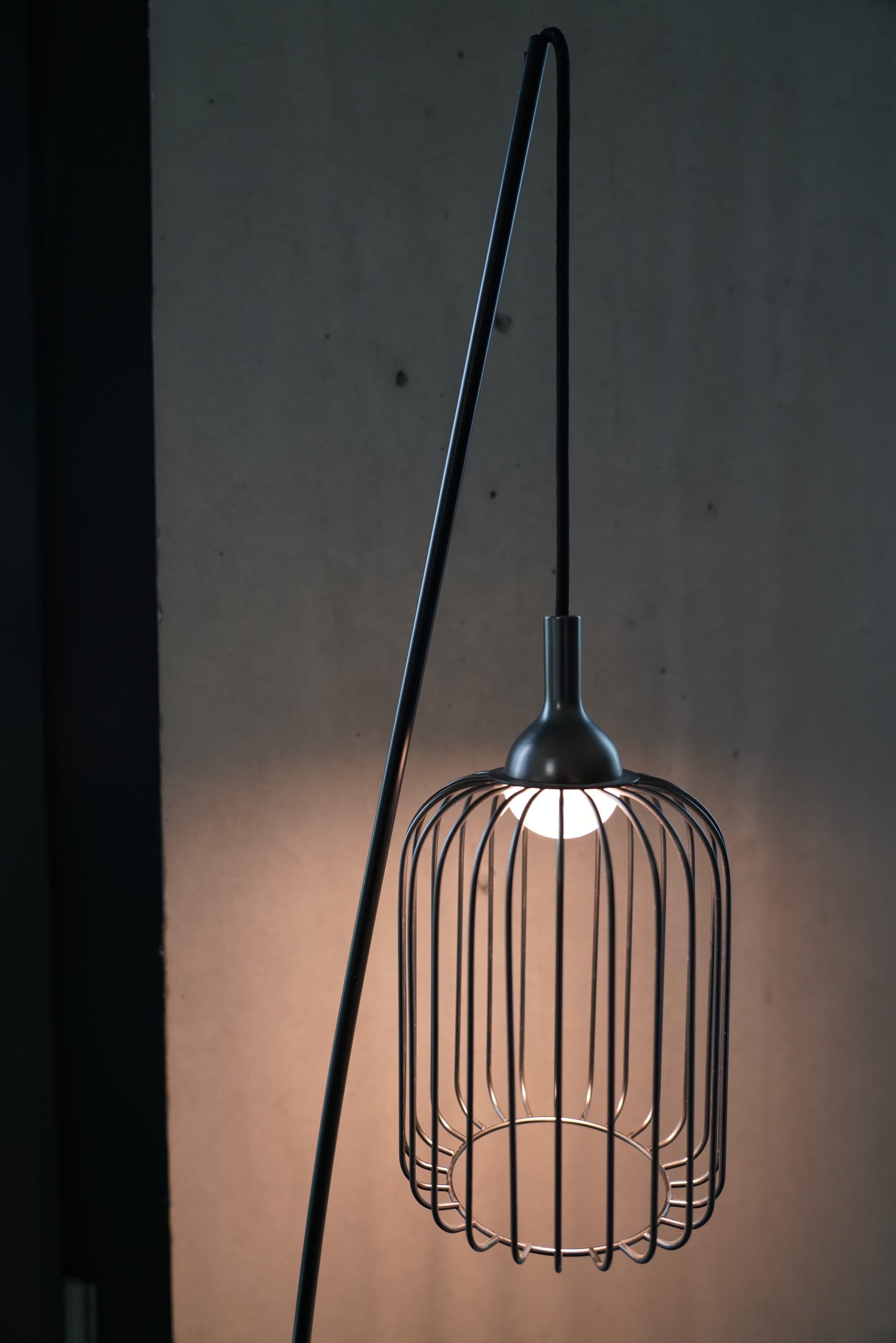 Leuchtende Lampe vor einer Betonwand